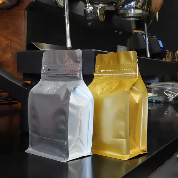 150Bustine di caffè G Stock con design a fondo piatto esposte in ambientazione da caffè