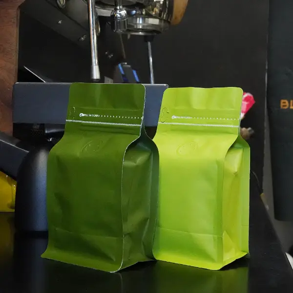 Sacchetti da caffè verde opaco da 150g con struttura a fondo piatto