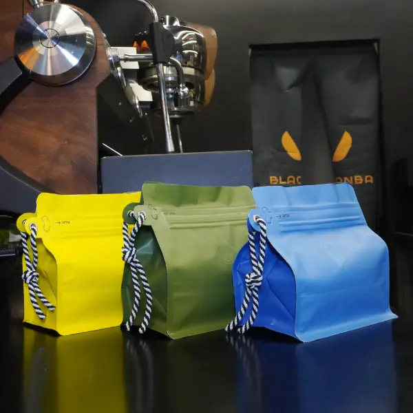 150Sacchetti di caffè G Stock con cordino arancione esposti sul bancone