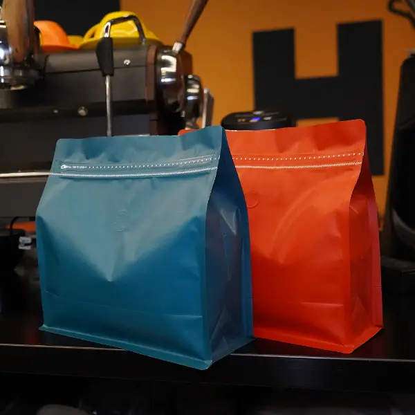 1Sacchetti orizzontali kg in colori blu e rosso
