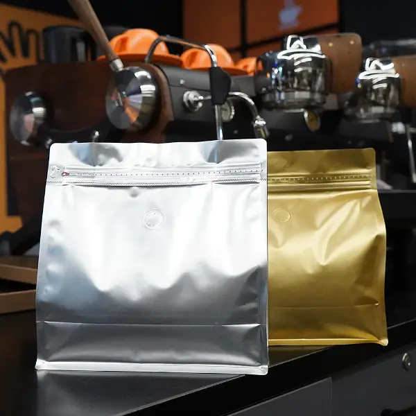 1Sacchetti orizzontali di kg nei colori argento e oro per l'imballaggio del caffè