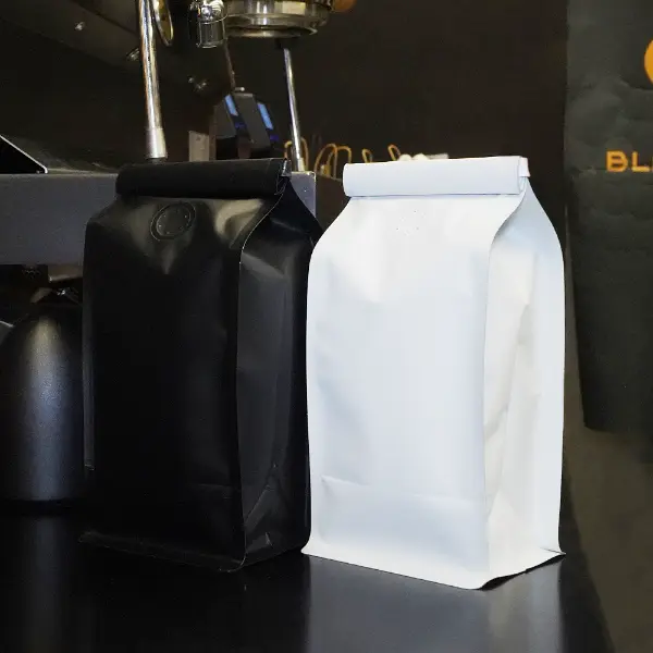 Sacchetti di stock bianchi e neri da 250g con cravatta di latta per la confezione del caffè