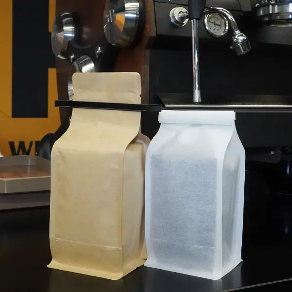 250Buste G con cravatta di latta esposte in un ambiente professionale da caffetteria