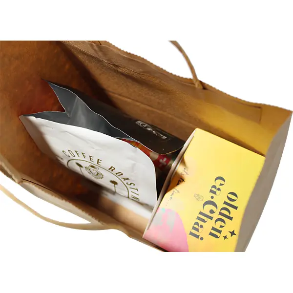 Sacchetti regalo di carta Kraft media con struttura a fondo piatto che contengono i prodotti del caffè in sicurezza