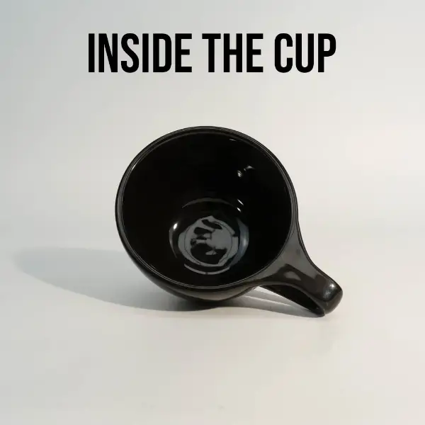 Vista interna di una tazza da caffè in ceramica rotonda a bordo piatto