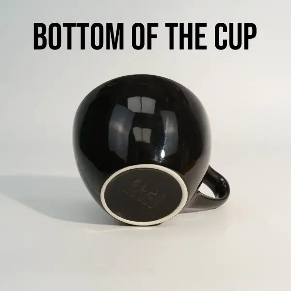 Vista inferiore di tazza da caffè in ceramica personalizzata con bordo piatto