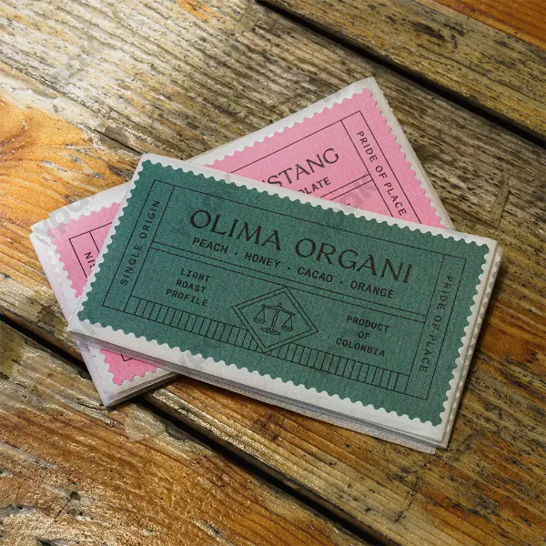 Adesivo di carta Conqueror che mostra texture premium e finiture di stampa dettagliate