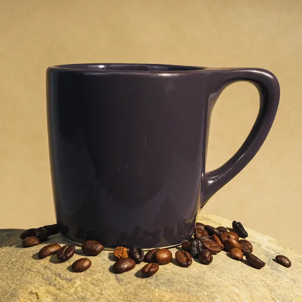 Tazza da caffè nera lucida su misura mostrata in piena vista con finitura liscia