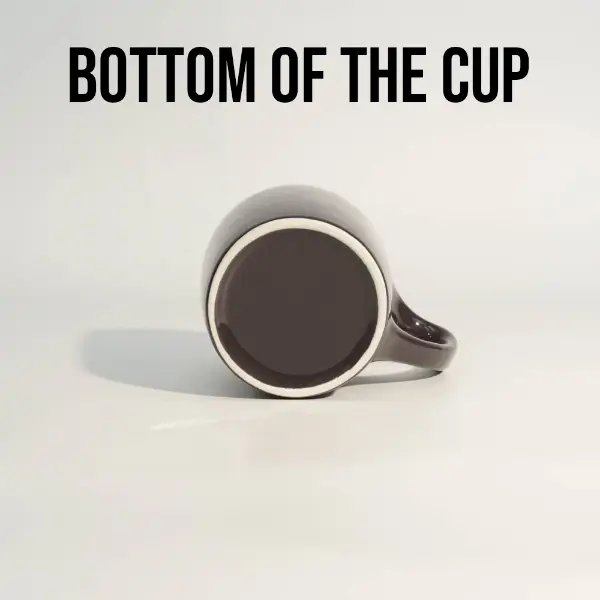 Vista inferiore della base personalizzata nera lucida per tazza da caffè