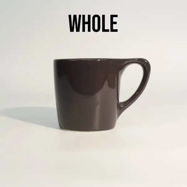 Tazza da caffè nera lucida in ceramica con manico su sfondo bianco