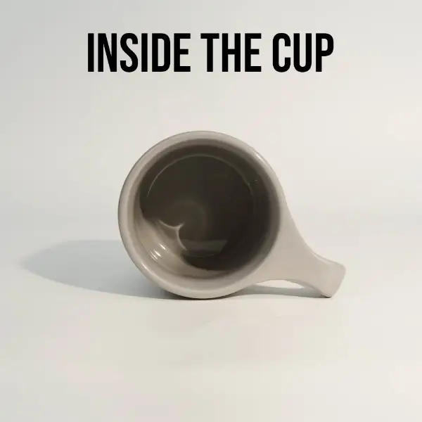 Dettaglio inferiore della base della tazza da caffè in ceramica a bocca piatta