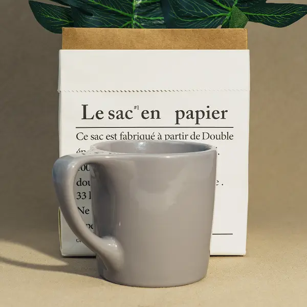 Tazza da caffè in ceramica a bocca piatta di marca personalizzata mostrata in piena vista