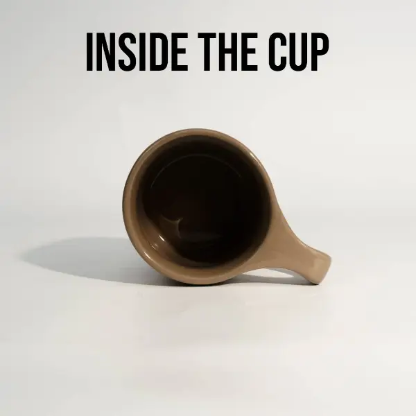 Vista interna di una tazza da caffè in ceramica marrone a bocca piatta personalizzata