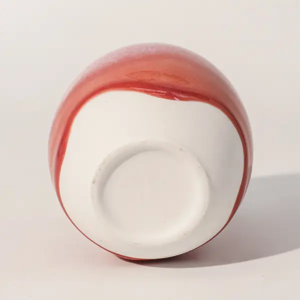 Interno liscio e bordo arrotondato della tazza da caffè in ceramica su misura