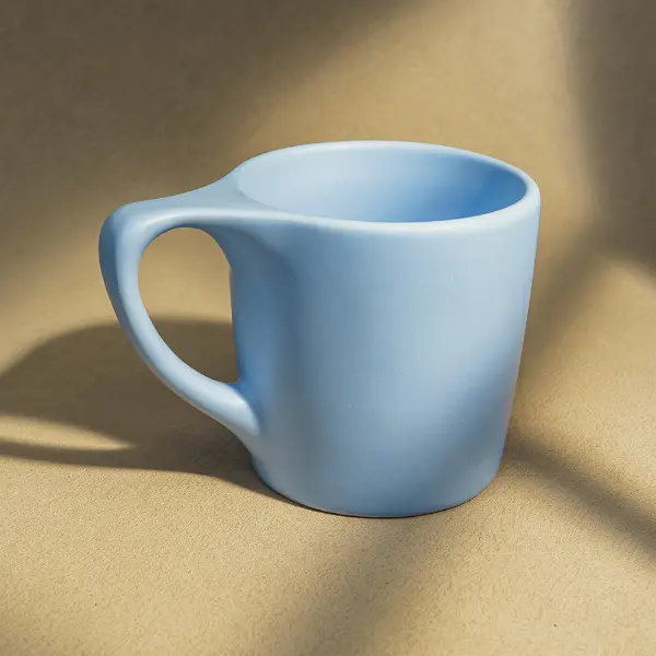 Tazza da caffè in ceramica con bordo piatto progettata su misura, smalto liscio e manico ergonomico