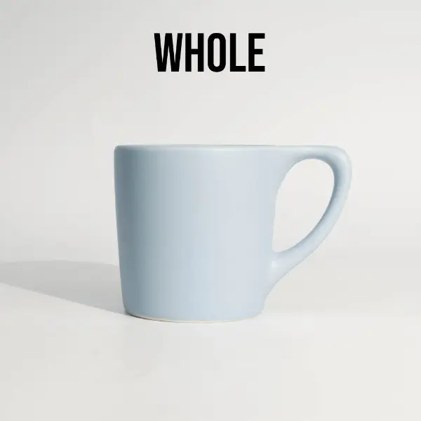 Vista laterale di una tazza da caffè in ceramica a bordo piatto che mostra una forma pulita e proporzioni equilibrate