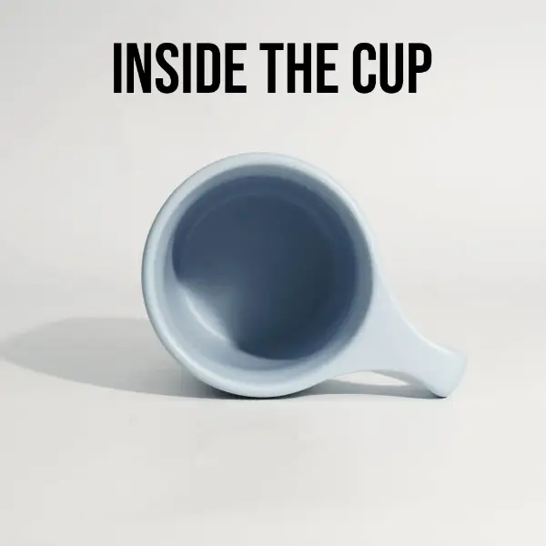 Vista interna di una tazza da caffè in ceramica a bordo piatto con smalto interno liscio