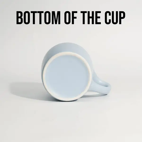 Vista inferiore della tazza da caffè in ceramica che mostra base piatta stabile e finitura pulita