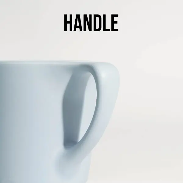 Primo piano dell'impugnatura ergonomica su una tazza da caffè in ceramica a bordo piatto per una presa comoda