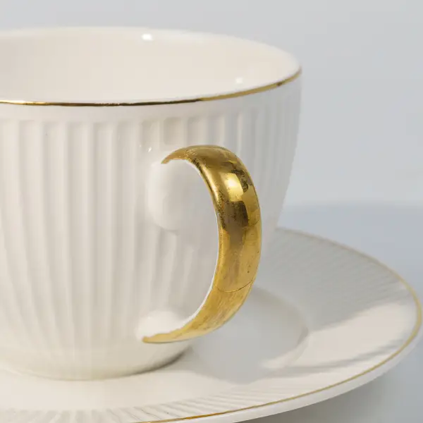 Dettaglio della texture in rilievo su tazza da caffè in ceramica personalizzata