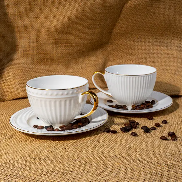 Tazza in ceramica in rilievo su misura con manico dorato e piattino abbinato