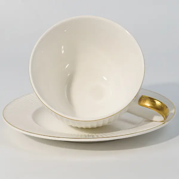 Tazza in ceramica in rilievo personalizzata con disco in rilievo abbinato