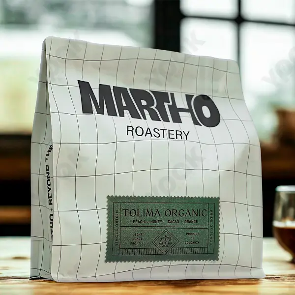 Adesivo di carta personalizzato applicato su confezioni per caffè specialty con design minimalista