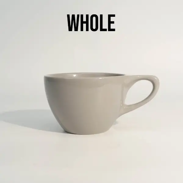Vista frontale di una tazza da caffè in ceramica grigia e con bordo piatto su misura