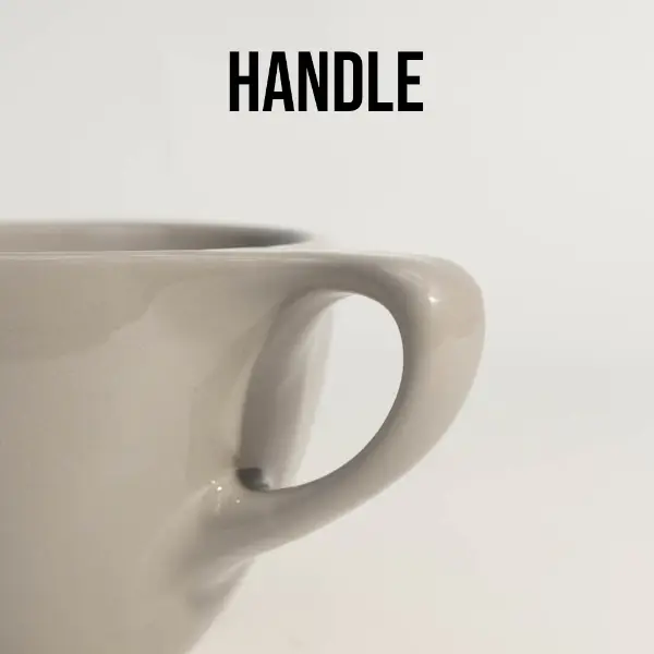 Dettaglio del manico della tazza da caffè in ceramica grigia e bordo piatto su misura, rotonda