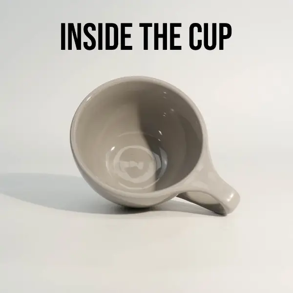 Vista interna di una tazza da caffè in ceramica grigia rotonda personalizzata con bordo piatto