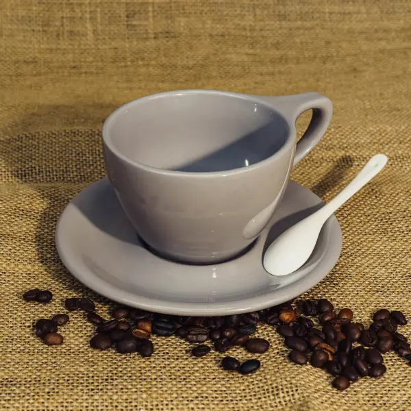 Tazza da caffè in ceramica grigia e bordo piatto su misura con smalto liscio