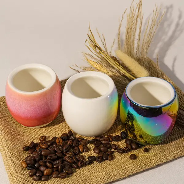 Tazza da caffè in ceramica olografica modellata su misura con pinne artistiche di smalto