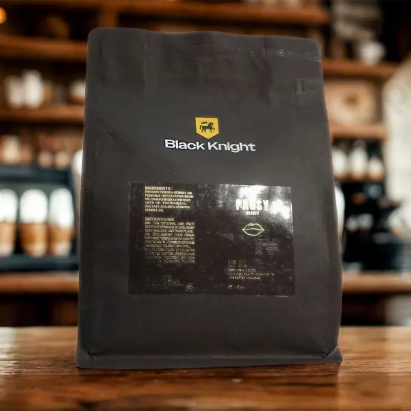 Adesivo UV trasparente personalizzato applicato su confezioni premium per caffè