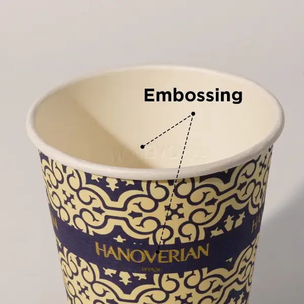 Dettaglio della texture in rilievo su un bicchiere di carta personalizzato