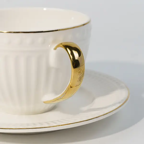 Texture scanalata in rilievo su tazza da caffè in ceramica personalizzata