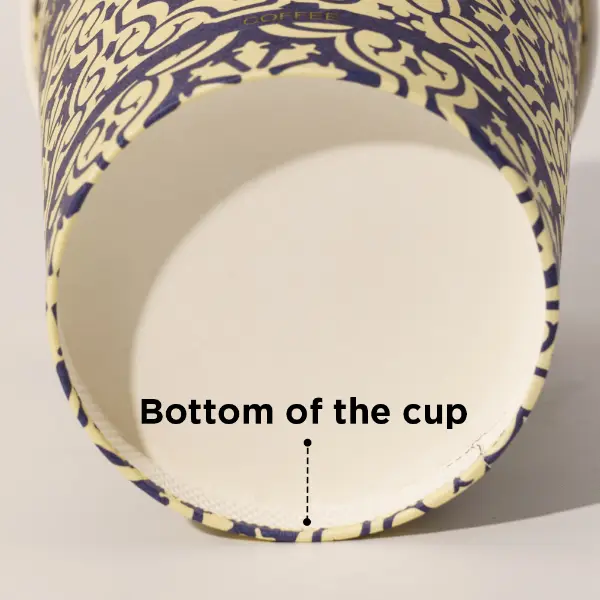 Vista inferiore della tazza da caffè in rilievo con base rinforzata