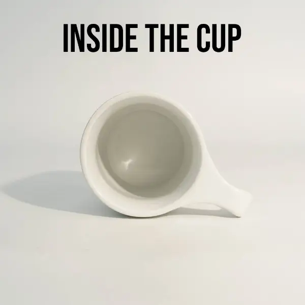Vista inferiore di tazza da caffè in ceramica a bocca piatta con base ceramica stabile