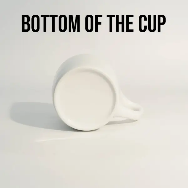 Dettaglio dell'impugnatura ergonomica della tazza da caffè in ceramica a bocca piatta
