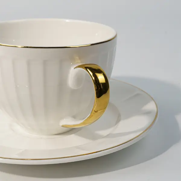 Manico dipinto d'oro su tazza da caffè in ceramica rilievata