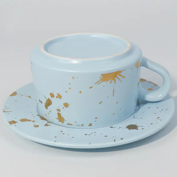 Vista inferiore di tazza da caffè in foglia d'oro con una finitura liscia della smaltura