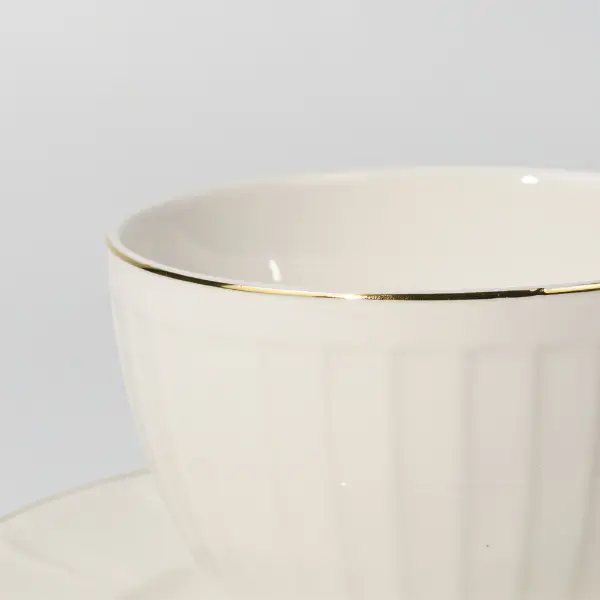 Dettaglio di bordo dipinto d'oro su tazza da caffè in ceramica in rilievo personalizzata