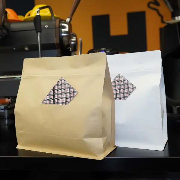 Dettaglio della finestra con fessura a carte su sacchetti di caffè orizzontali