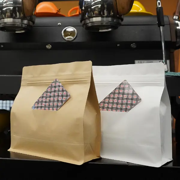 Sacchetti di caffè orizzontali con fessura a cartone vista frontale in kraft e carta bianca