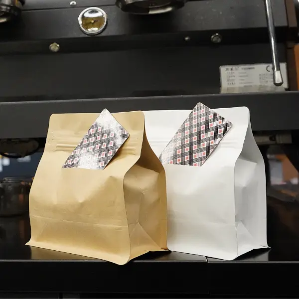 Sacchetti di caffè orizzontali con fessura per cartoni esposti in un ambiente da caffetteria