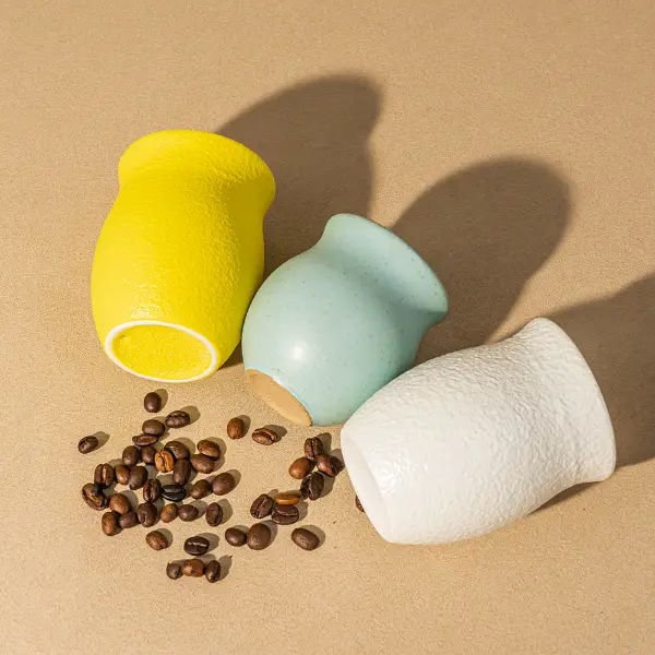 Tazza in ceramica ghiacciata e smerilata dalla forma irregolare con consistenza artigianale