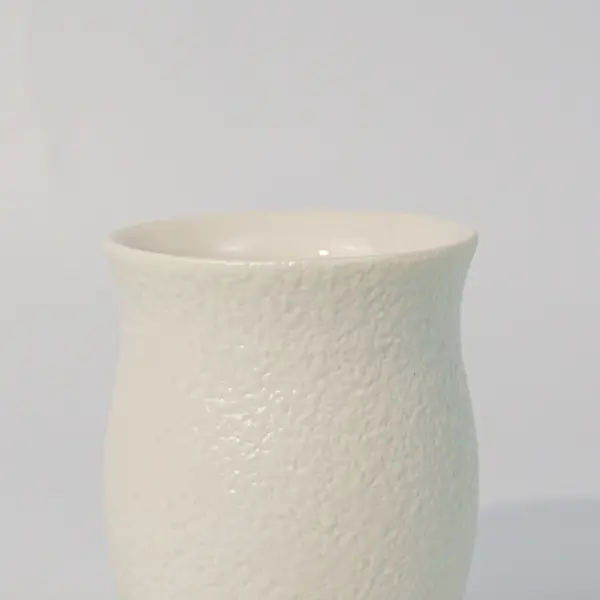 Dettaglio del bordo opaco scriffato di una tazza da caffè in ceramica irregolare