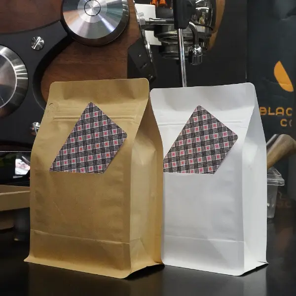 Sacchetti di carta Kraft con fessura a cartone esposti in un ambiente da caffetteria