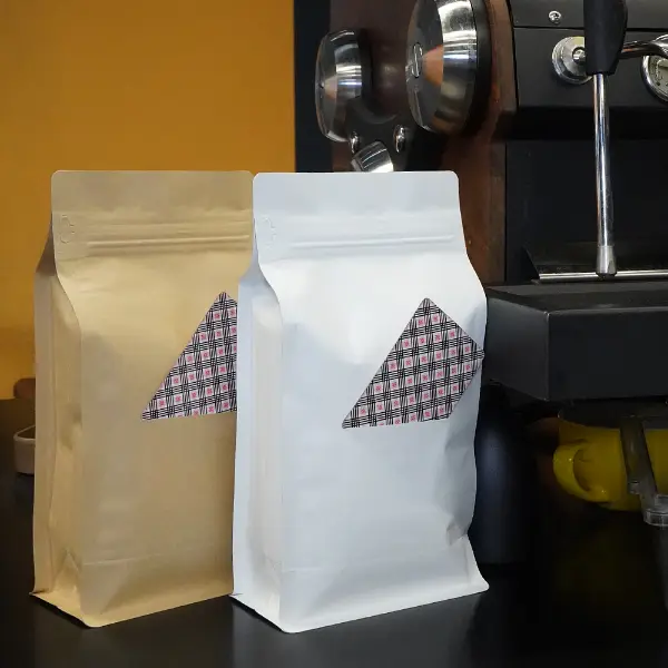 Sacchetti da caffè kraft con fondo piatto con finestra in cartone