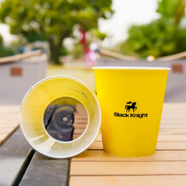 Coppa di ghiaccio in PET con logo personalizzato in colore giallo, Adatto per caffè freddo e bevande fredde