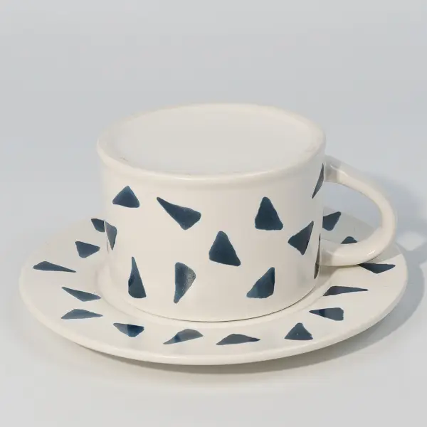 Vista dall'alto di una tazza da caffè in ceramica stampata con piattino per servire il caffè